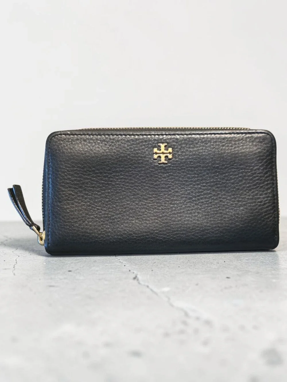 EUC Tory Burch Black Pebbled Leather Zip Card Wallet with Gold Hardware